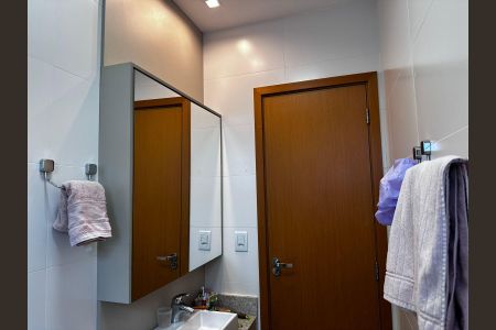 Casa de condomínio para alugar com 260m², 4 quartos e 3 vagasBanheiro