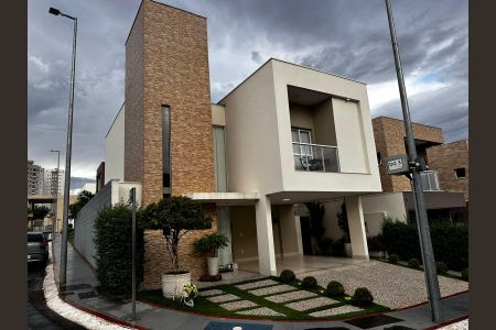 Casa de condomínio para alugar com 260m², 4 quartos e 3 vagasFachada