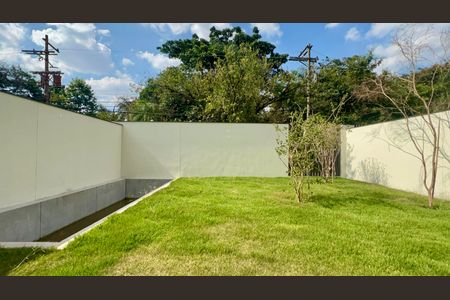 Casa de condomínio à venda com 584m², 4 quartos e 4 vagasQuintal