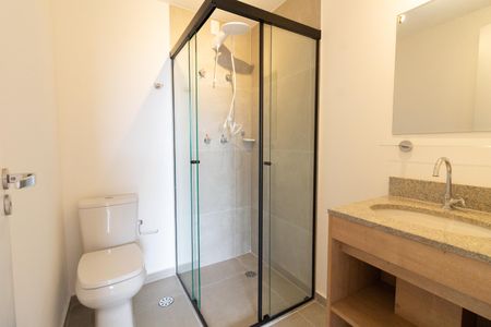 Banheiro social de kitnet/studio para alugar com 1 quarto, 26m² em Butantã, São Paulo