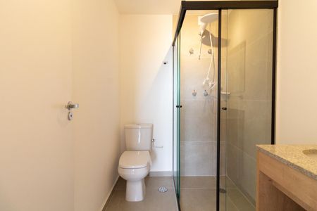 Banheiro social de kitnet/studio para alugar com 1 quarto, 26m² em Butantã, São Paulo