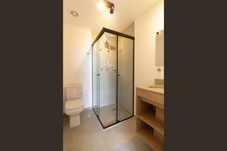 Banheiro social de kitnet/studio para alugar com 1 quarto, 26m² em Butantã, São Paulo