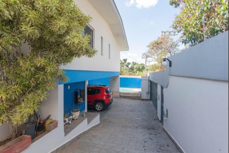 Casa à venda com 300m², 3 quartos e 4 vagasÁrea Lateral e Jardim