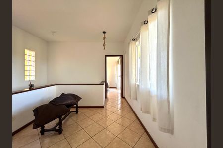 Casa para alugar com 272m², 6 quartos e 4 vagasEscada