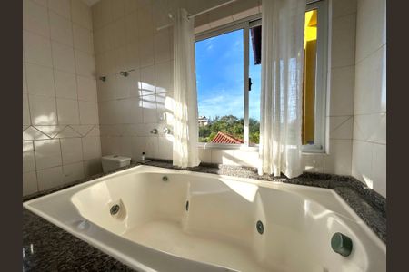 Casa para alugar com 272m², 6 quartos e 4 vagasBanheiro suíte 