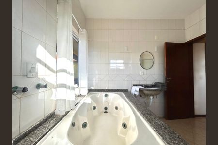 Casa para alugar com 272m², 6 quartos e 4 vagasBanheiro suíte 