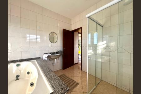 Casa para alugar com 272m², 6 quartos e 4 vagasBanheiro suíte 