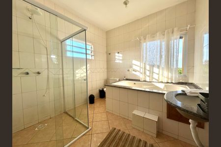 Casa para alugar com 272m², 6 quartos e 4 vagasBanheiro suíte 