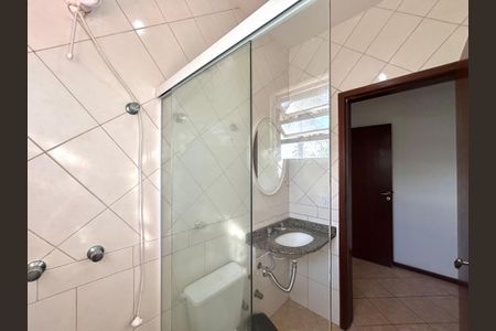 Casa para alugar com 272m², 6 quartos e 4 vagasBanheiro social 