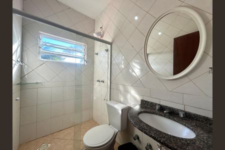 Casa para alugar com 272m², 6 quartos e 4 vagasBanheiro social 