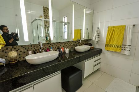 Apartamento à venda com 237m², 3 quartos e 2 vagasBanheiro da Suíte