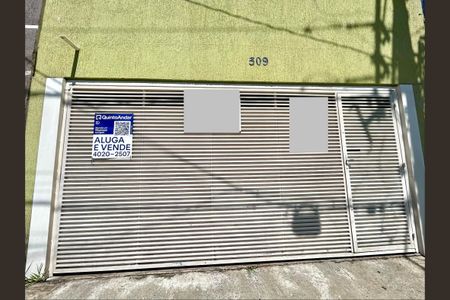 Casa para alugar com 200m², 4 quartos e 2 vagasPlaca instalada na fachada do imóvel 