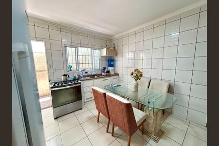 Casa para alugar com 200m², 4 quartos e 2 vagas Casa para alugar com 200m², 4 quartos e 2 vagasCozinha