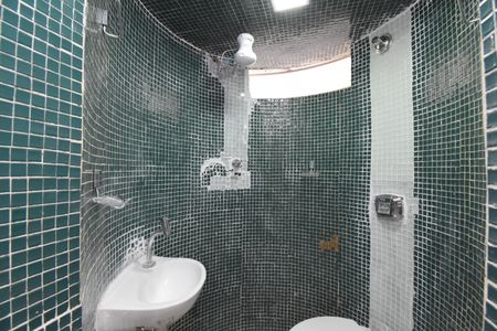 Casa para alugar com 200m², 4 quartos e 2 vagasBanheiro de Serviço