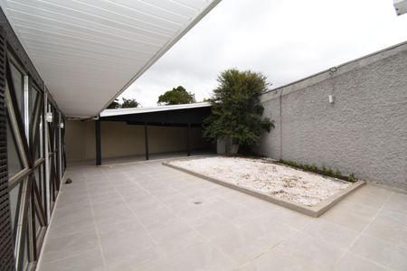 Casa para alugar com 200m², 4 quartos e 2 vagasÁrea externa - Fundos