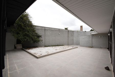 Casa para alugar com 200m², 4 quartos e 2 vagasÁrea externa - Fundos