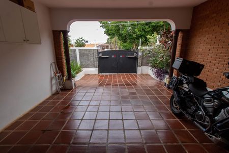 ÁREA EXTERNA GARAGEM de casa à venda com 4 quartos, 570m² em Parque Taquaral, Campinas