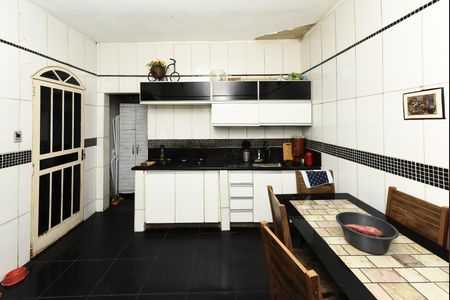 Casa à venda com 170m², 2 quartos e sem vaga Casa à venda com 170m², 2 quartos e sem vagaCozinha