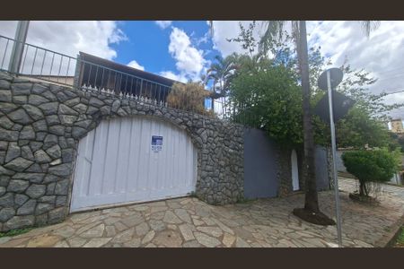Casa para alugar com 450m², 5 quartos e 4 vagasFachada / placa: BMLM 32