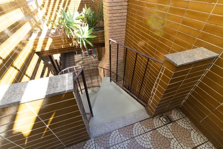 Casa para alugar com 220m², 3 quartos e 4 vagasEscada