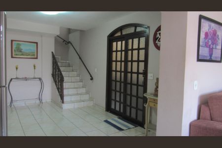 Casa à venda com 205m², 4 quartos e 2 vagasSala