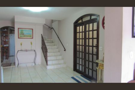 Casa à venda com 205m², 4 quartos e 2 vagasSala