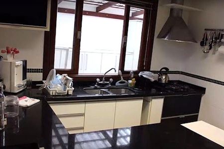 Casa para alugar com 340m², 4 quartos e 6 vagas