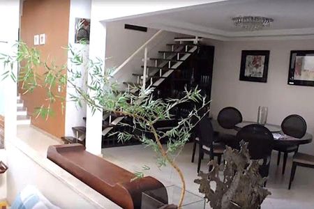 Casa para alugar com 340m², 4 quartos e 6 vagas
