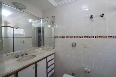 Apartamento para alugar com 180m², 3 quartos e 2 vagasBanheiro Suíte 2