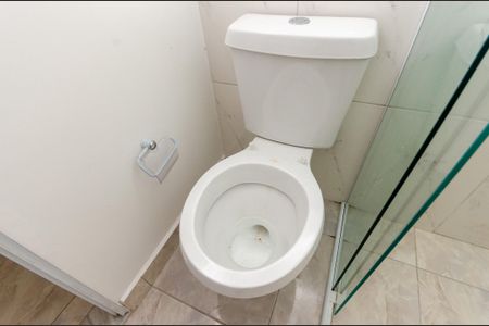 Banheiro de kitnet/studio para alugar com 1 quarto, 45m² em Vila Mangalot, São Paulo