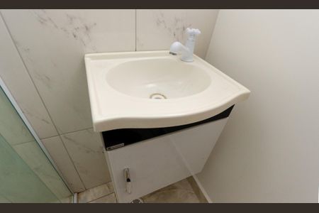 Banheiro de kitnet/studio para alugar com 1 quarto, 45m² em Vila Mangalot, São Paulo