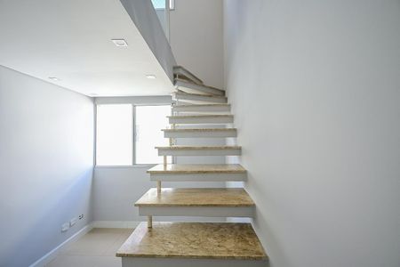 Apartamento à venda com 96m², 2 quartos e 1 vagaEscada