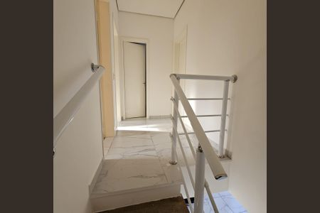 Casa de condomínio para alugar com 108m², 3 quartos e 2 vagas Casa de condomínio para alugar com 108m², 3 quartos e 2 vagasEscada