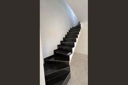 Apartamento à venda com 95m², 2 quartos e 2 vagasEscada