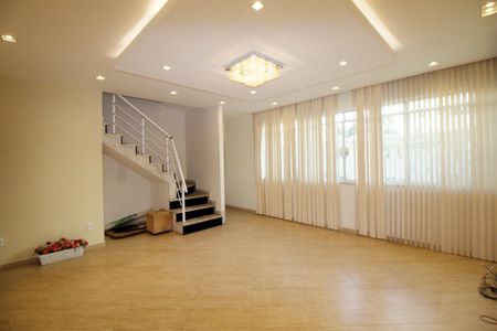 Casa à venda com 247m², 4 quartos e 5 vagasSala