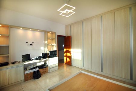 Casa à venda com 247m², 4 quartos e 5 vagasQuarto 2
