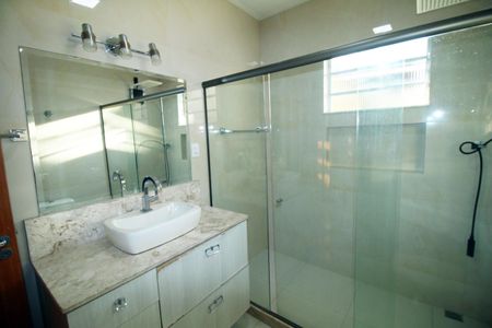 Casa à venda com 247m², 4 quartos e 5 vagasBanheiro Social