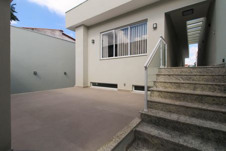 Casa para alugar com 360m², 3 quartos e 6 vagasEntrada