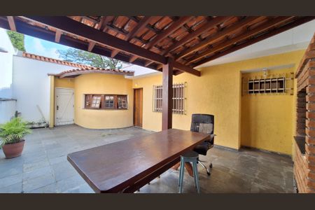 Casa à venda com 340m², 3 quartos e 4 vagasQuintal 