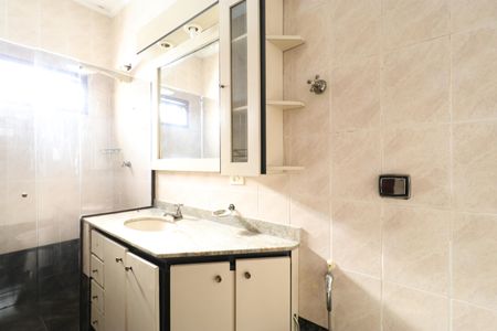 Casa à venda com 340m², 3 quartos e 4 vagasBanheiro da Suíte 2