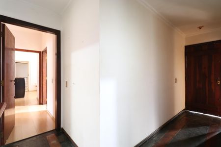 Casa à venda com 340m², 3 quartos e 4 vagasCorredor 