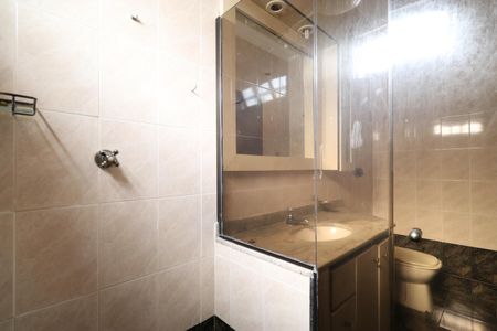 Casa à venda com 340m², 3 quartos e 4 vagasBanheiro da Suíte 2