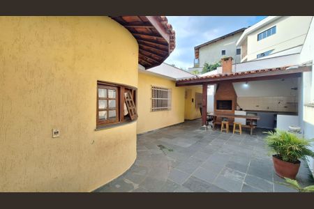 Casa à venda com 340m², 3 quartos e 4 vagasQuintal 