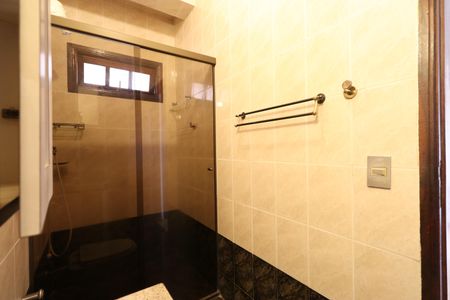 Casa à venda com 340m², 3 quartos e 4 vagasBanheiro da Suíte 1