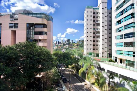 Apartamento para alugar com 130m², 4 quartos e 2 vagasSuíte - Janela Vista