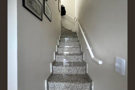 Casa de condomínio à venda com 120m², 3 quartos e 2 vagasEscada