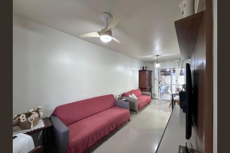 Casa de condomínio à venda com 120m², 3 quartos e 2 vagasSala