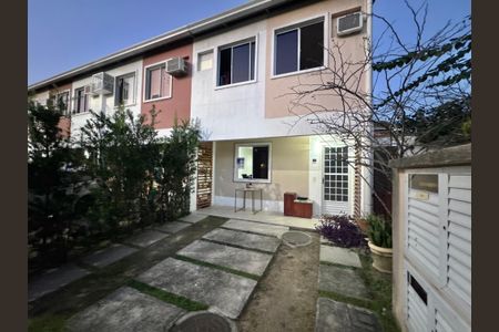 Casa de condomínio à venda com 120m², 3 quartos e 2 vagasFachada