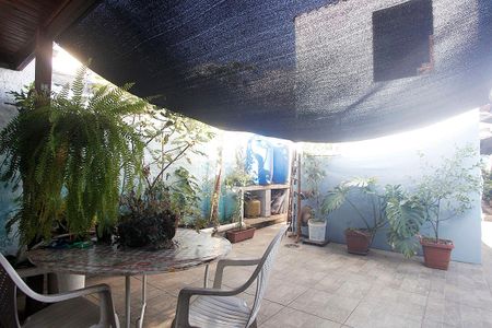 Casa à venda com 98m², 2 quartos e sem vagaPátio + Área de Serviço