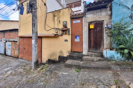 Casa à venda com 90m², 3 quartos e 1 vaga Casa à venda com 90m², 3 quartos e 1 vagaFachada